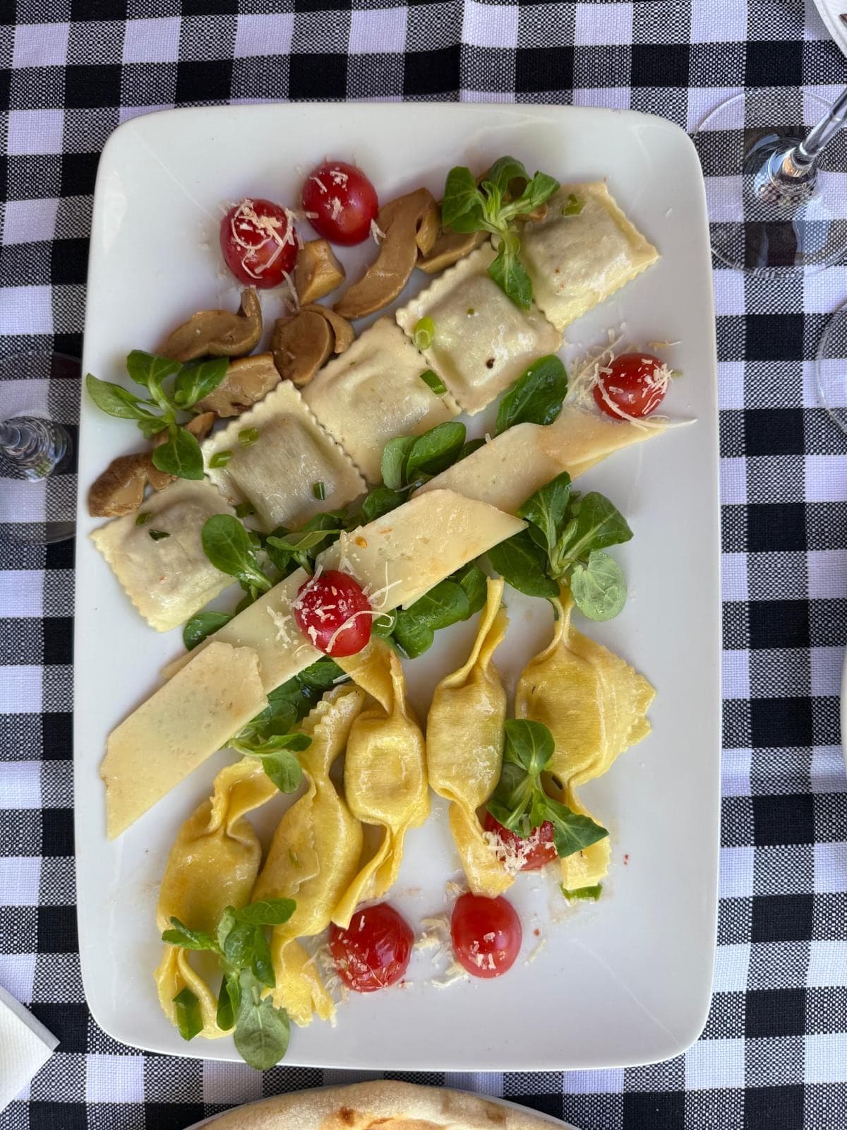 Filled pasta with mushrooms and cherry tomatoes